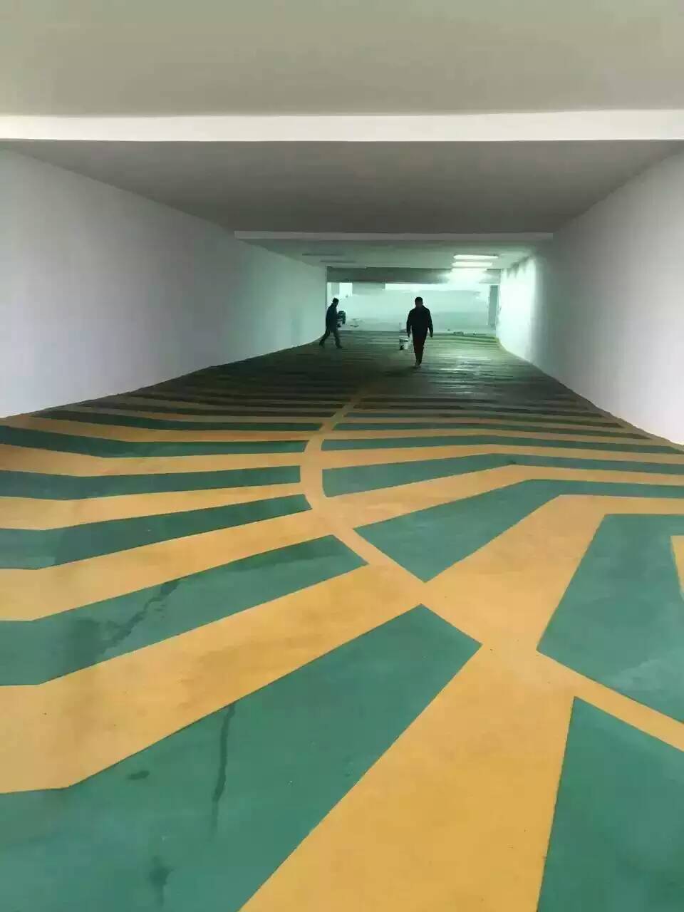 無振動(dòng)止滑車道黃藍(lán)相間.jpg